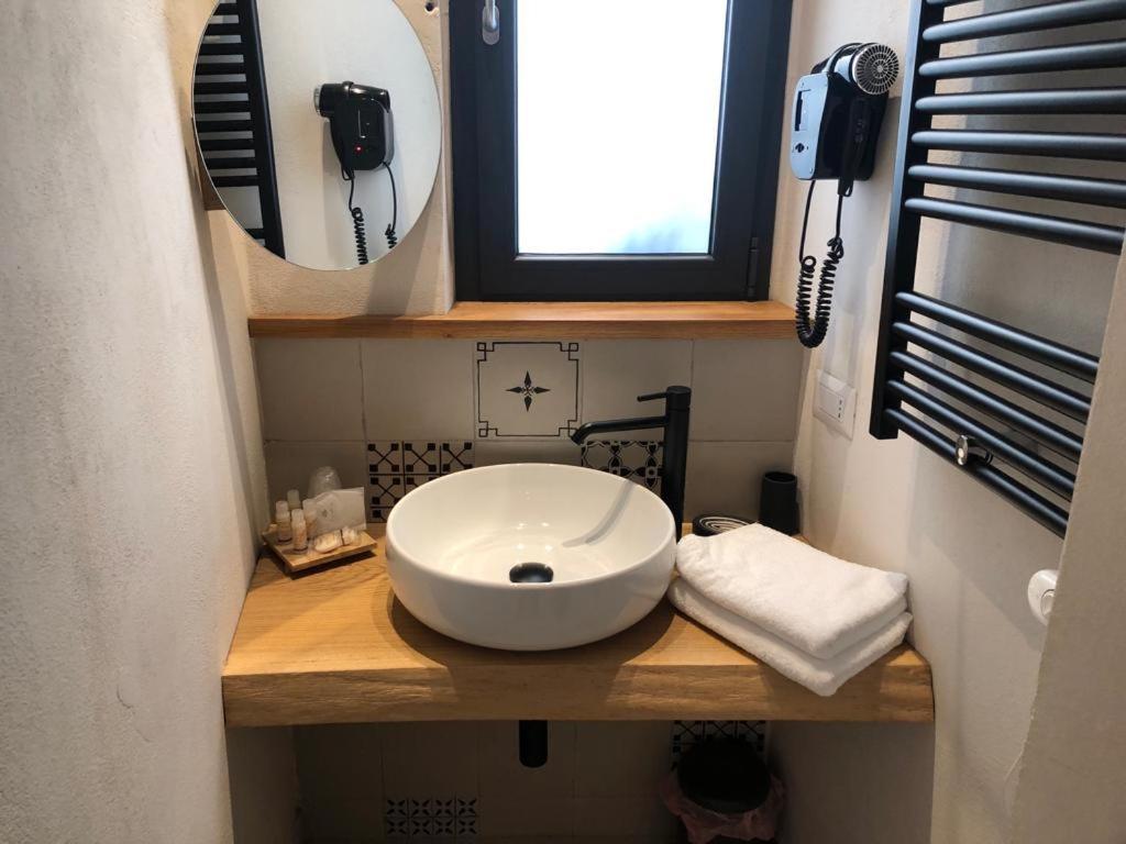 Locus Pendinelli Trani Bed & Breakfast Bagian luar foto